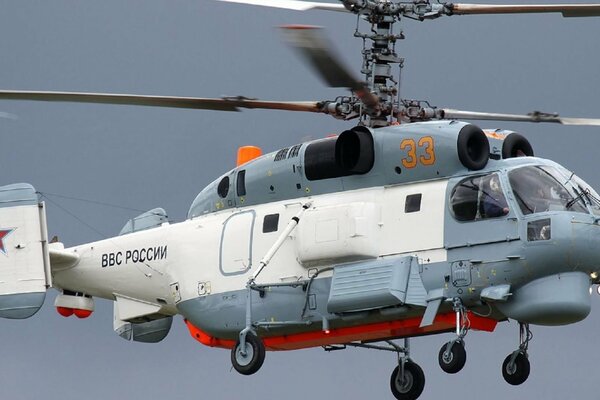 Hubschrauber ka-27 schwebt in der Luft