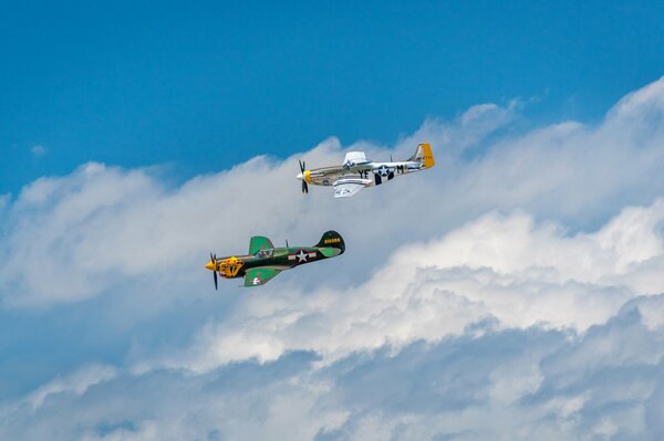 Deux chasseurs militaires volent dans les nuages