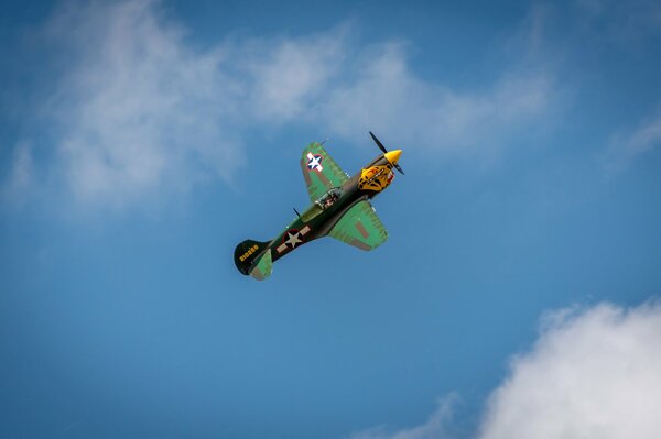 Fliegen in den Wolken eines Retro-Kampfflugzeugs bei der Parade