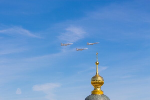 Drei Flugzeuge fliegen über die Kuppel der Kirche