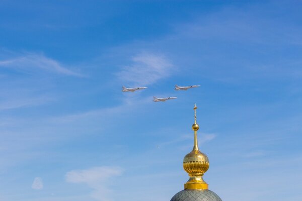 Trzy samoloty przelatują nad kopułą kościoła