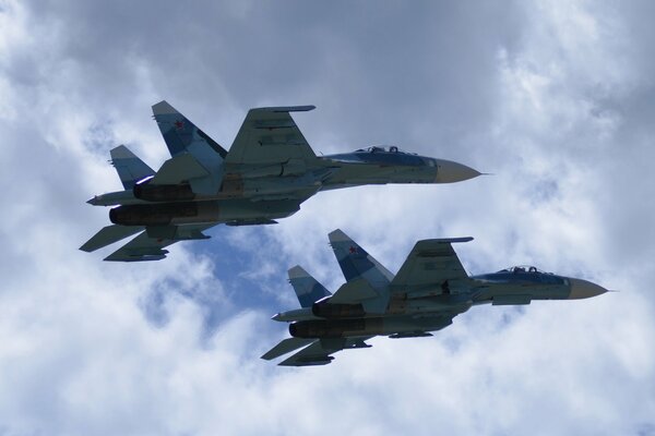 Myśliwce Su-27 na niebie na tle pulpitu