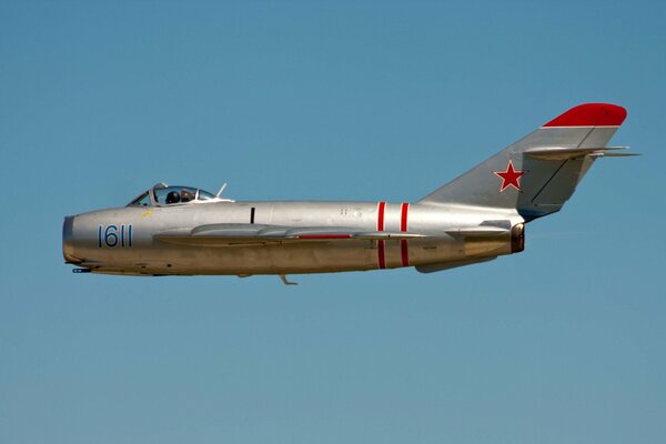 Caccia sovietico MiG 15 in cielo aperto