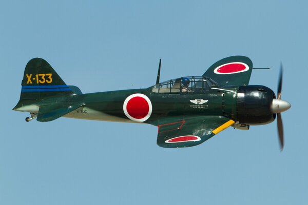 Avión de combate japonés en el aire