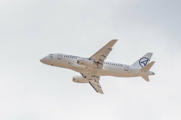 El avión de pasajeros ruso super Jet despega