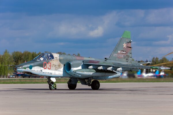 Opancerzony poddźwiękowy samolot szturmowy Su-25 na lotnisku