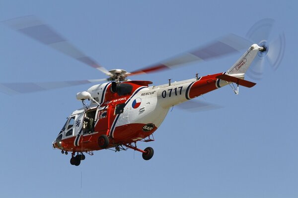 Der Falcon-Hubschrauber fliegt zur Landung in die Stadt