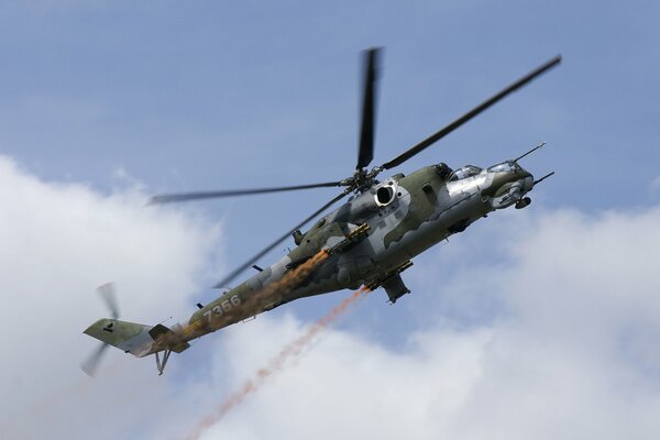 Helicóptero de transporte de combate pintado en camuflaje con pintura