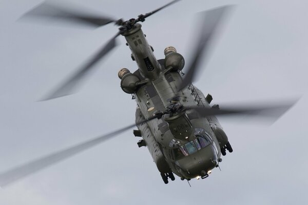 Latający Nie wysoko na niebie helikopter