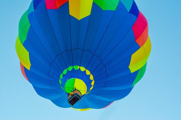 Flug eines Ballons mit einem Korb im blauen Himmel