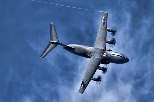 Avión turbohélice de cuatro motores de transporte militar