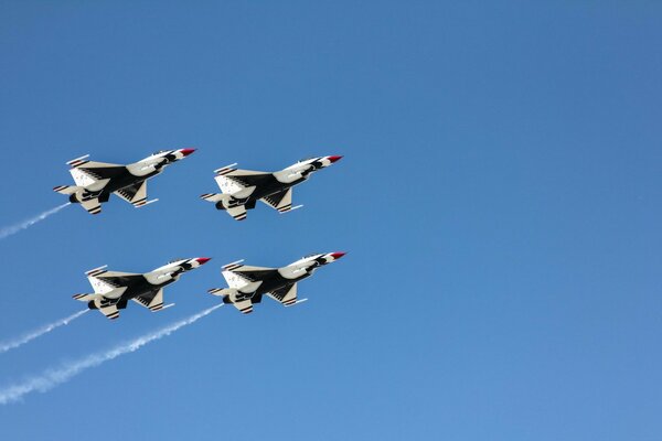 Air fest con tarderberds contra el cielo