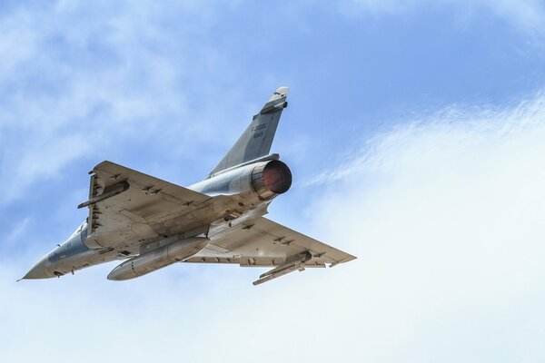 Ein Militärflugzeug fliegt in den Himmel