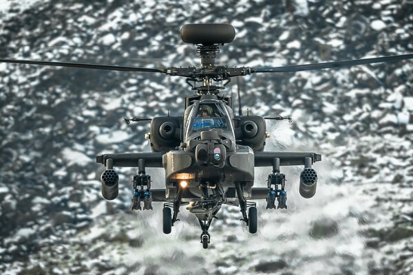 Apache Helicopter effectue la tâche