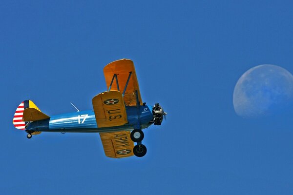 Avión estadounidense en medio de la Luna