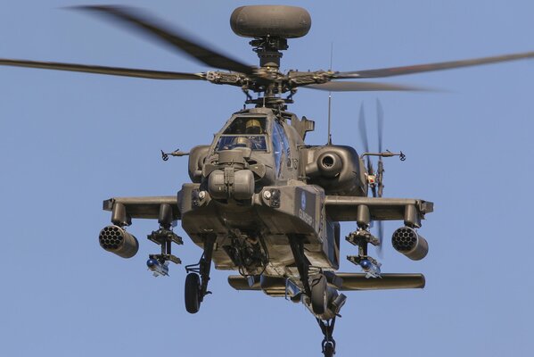 Helicóptero Apache realiza misión de combate