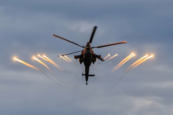 Rosyjski śmigłowiec wojskowy Mi-28N złote orły w akcji
