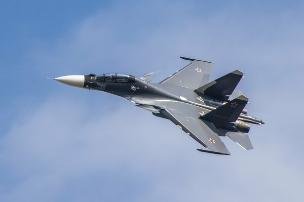 Russischer Mehrzweckjäger su-30cm am Himmel