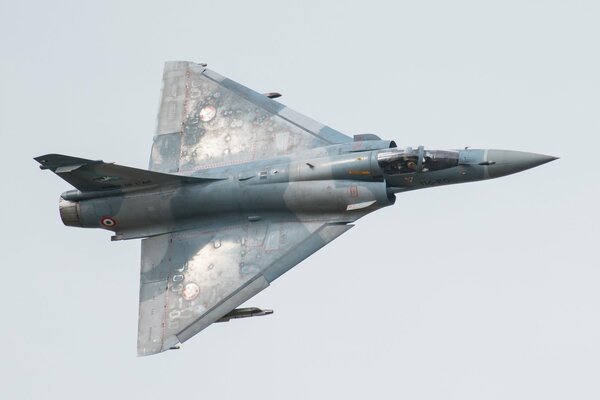 Avión de combate militar en el cielo