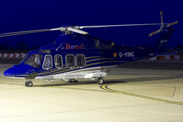 Aw139 bimotore blu al decollo