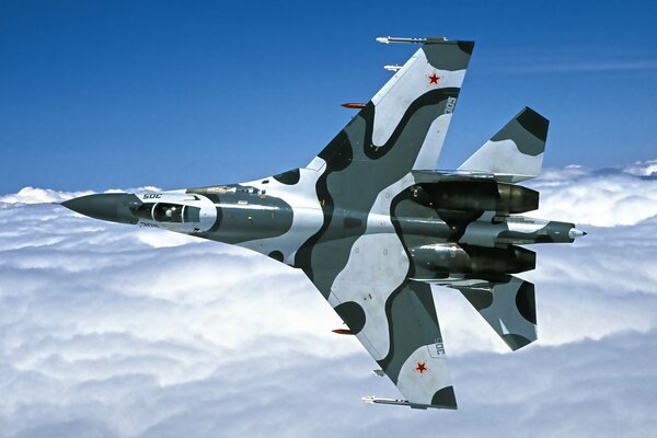 Chasseur russe su-27 . Puissance sur les nuages