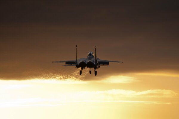 Sur un beau ciel jaune, un avion vole