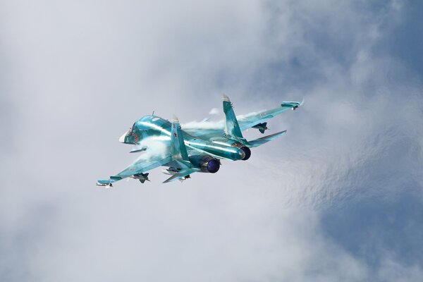 Il caccia-bombardiere russo Su-34 vola tra le nuvole