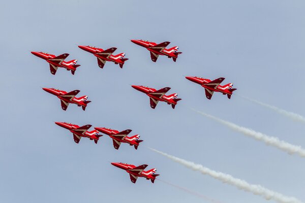 Flèches rouges sur fond de ciel bleu