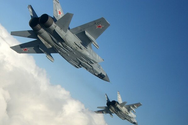 Dwa rosyjskie samoloty MiG-31 w locie widok z dołu
