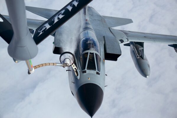 Ravitaillement de l avion de chasse en cours de mission