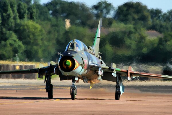 Su-22-Kampfflugzeug-Bomber auf dem Flugplatz mit laufendem Motor