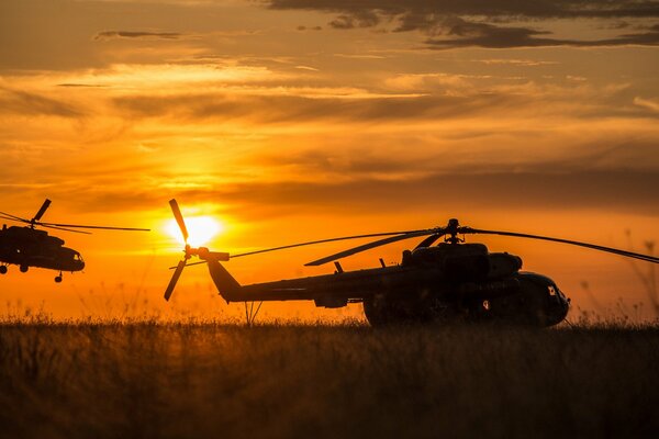 Hélicoptères russes sur fond de coucher de soleil