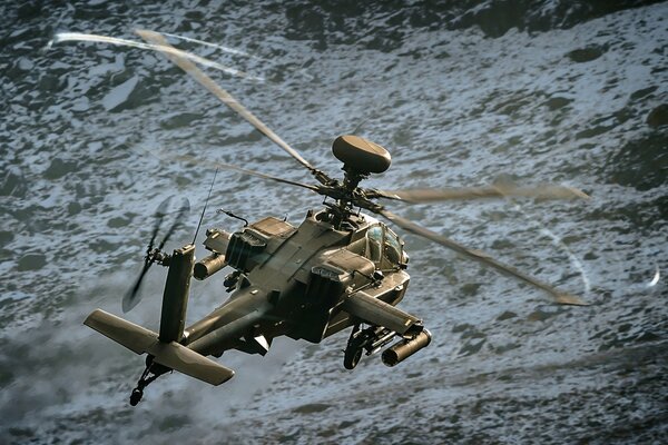 Helicóptero apache ah-69 sobre el agua