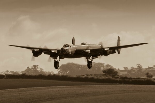 Un bombardero pesado de cuatro motores británico hace un despegue en una foto antigua