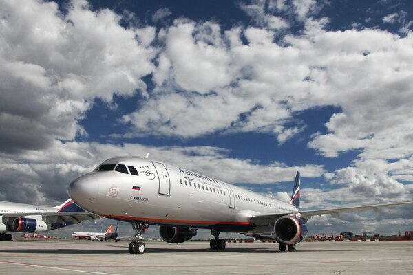Avión de pasajeros de Aeroflot en el aeropuerto
