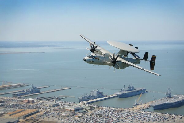 Vuelo sobre la base militar del avión e-2D hawkey