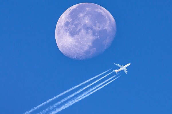 Das weiße Flugzeug ist hoch am Himmel