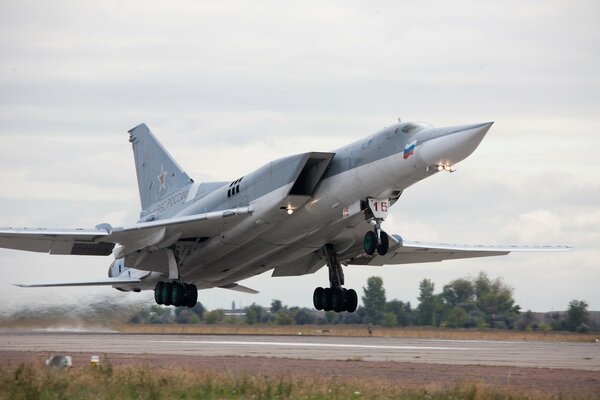 Startuje bombowiec rakietowy Tu-22M3