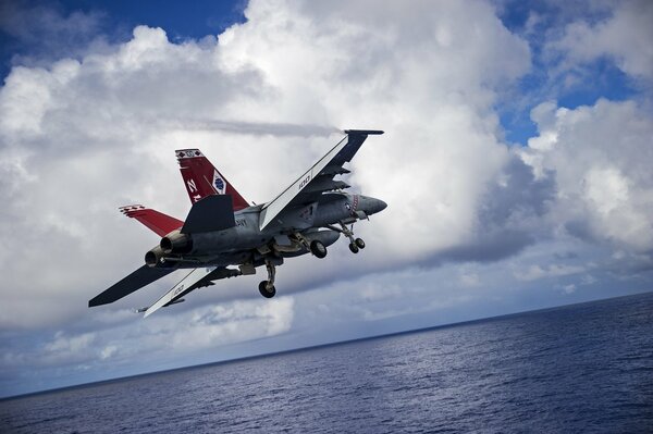 Avion militaire survole le ciel