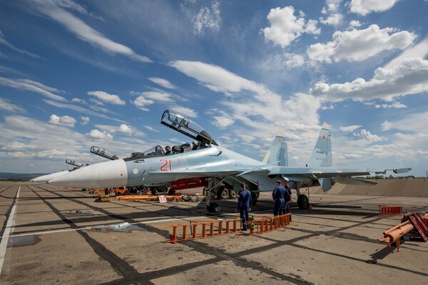 El orgullo de la fuerza aérea rusa caza su-30 en un aeródromo militar
