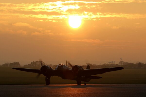 Bombardiere britannico ad alta velocità Bristol sullo sfondo del tramonto