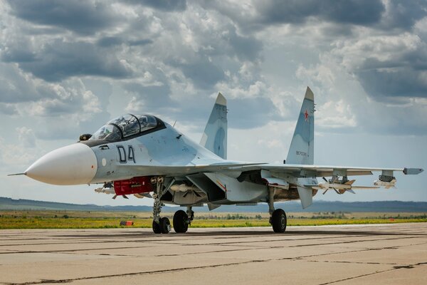 Aereo russo Su-30 su cemento con missili