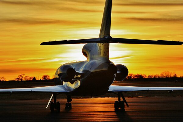 Jet Dassault falcon all aeroporto al tramonto