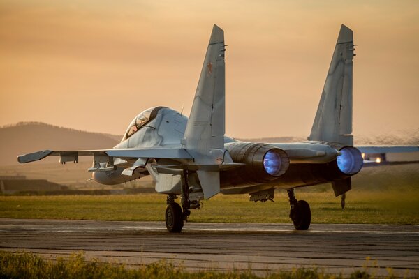 Российский самолёт су-30 перед взлетом вид сзади