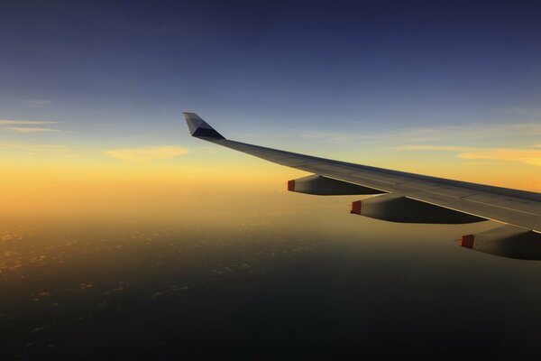 Vista romántica desde la ventana del avión