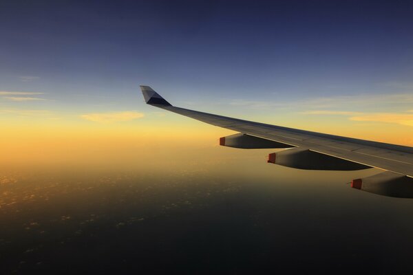 Romantyczny widok z iluminatora samolot