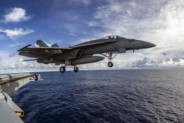 Avión de combate militar despegar sobre el agua