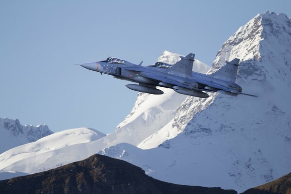 Vol d un combattant gripen dans les montagnes