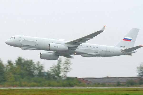 L avion tu-214 vole très bas au-dessus du sol sans shossi