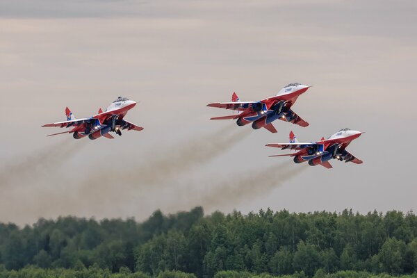 Trois chasseurs MIG-29 sous le pseudonyme de Martinet